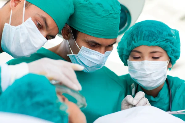 Cirurgiões sérios durante uma cirurgia — Fotografia de Stock