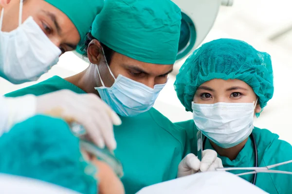 Cirurgiões confiantes durante uma cirurgia — Fotografia de Stock