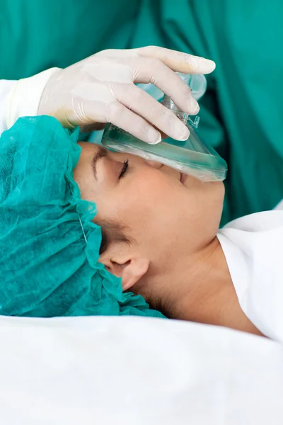 Paciente do sexo feminino recebendo anestésico — Fotografia de Stock