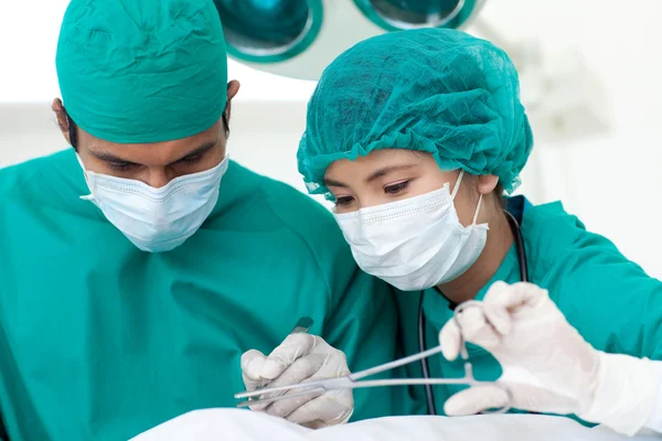 Portrét dvou etnických chirurgů v operativní místnosti — Stock fotografie