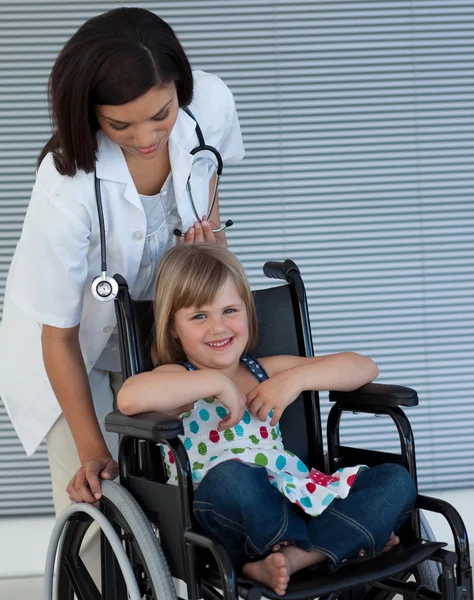 Medico donna che spinge una sedia a rotelle — Foto Stock