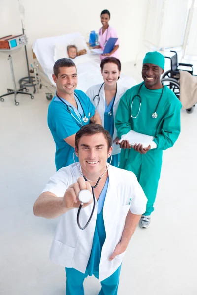 Ângulo alto de doutores com estetodcope em um quarto paciente — Fotografia de Stock