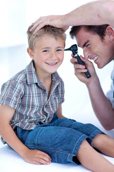 Doctor checking a patient' s ears — Stock Photo, Image
