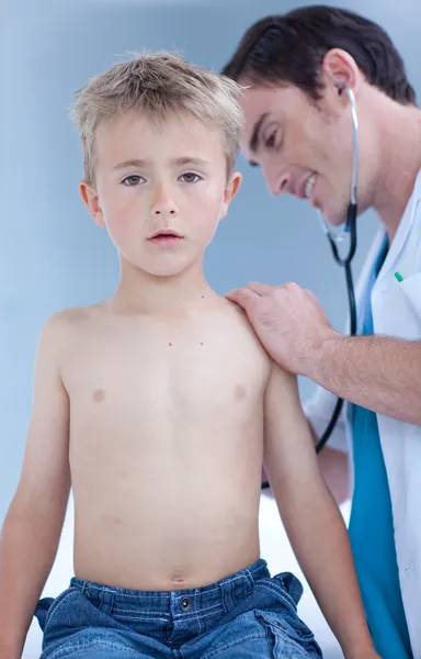Médico examinando uma criança com estetoscópio — Fotografia de Stock