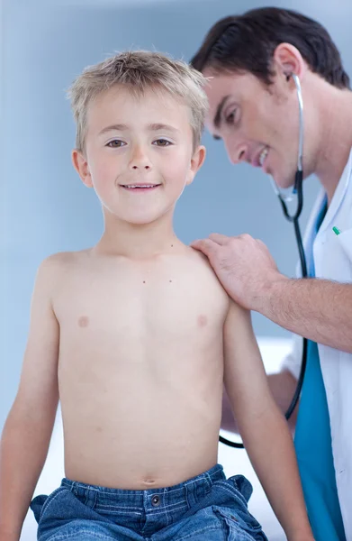 Sonriendo examinando a un niño con estetoscopio — Foto de Stock