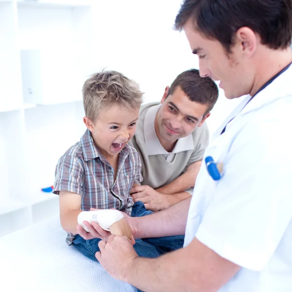 Dokter bandagins van een kind arm die is schreeuwen — Stockfoto