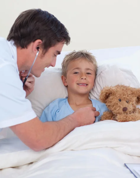 Doutor ouvindo um peito de criança com estetoscópio — Fotografia de Stock