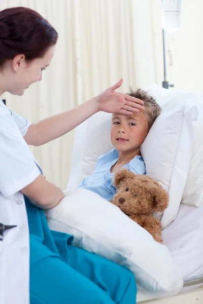 Ärztin überprüft Kindertemperatur — Stockfoto