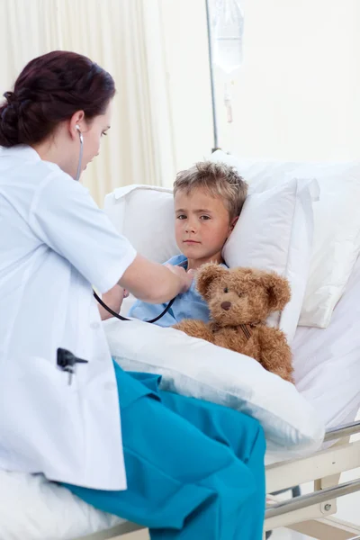 Kobieta lekarz słuchania klatki piersiowej dziecka z stetoskop — Zdjęcie stockowe