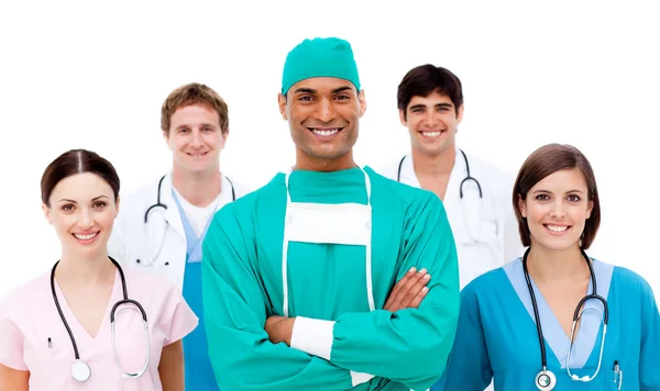 Vertrouwen chirurg met zijn ploeg in de achtergrond — Stockfoto