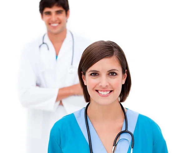 Vrouwelijke dokter glimlachend naar de camera — Stockfoto
