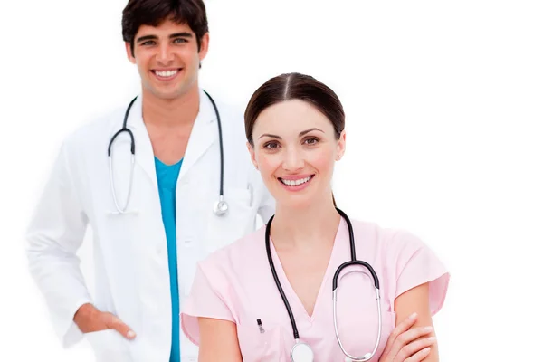 Attraktive Ärztin mit ihrem Kollegen im Hintergrund — Stockfoto