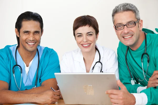 Grupp läkare i ett möte — Stockfoto