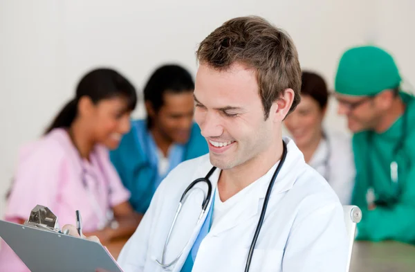 Mladý mužský lékař se usmívá na kameru — Stock fotografie