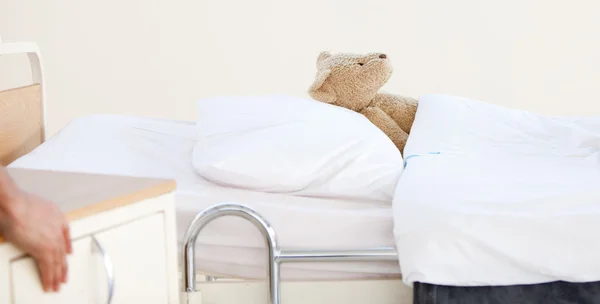 Teddy bear egyedül egy kórházi ágyon — Stock Fotó