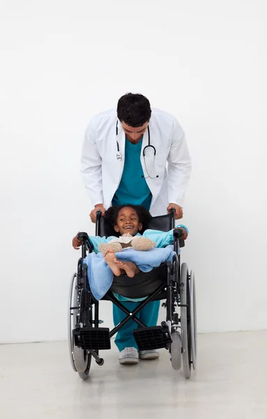 Médico ajudando uma criança doente — Fotografia de Stock