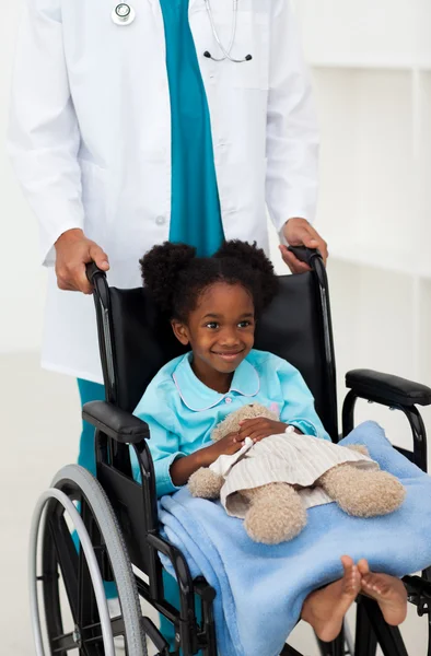 Doktor pomáhat nemocné dítě — Stock fotografie