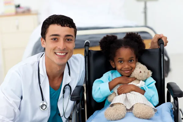 Médico ayudando a un niño enfermo — Foto de Stock