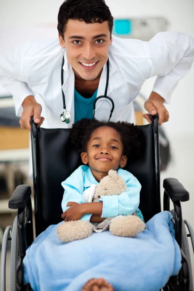 Młody lekarz z chorym dzieckiem — Zdjęcie stockowe