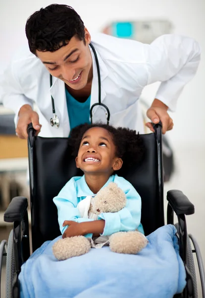 Hasta bir çocuk ile genç bir doktor — Stok fotoğraf