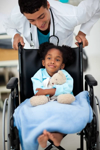 Malé dítě, které se staralo lékař — Stock fotografie