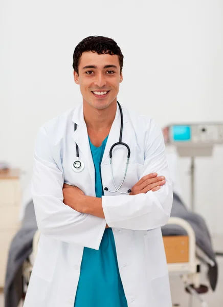 Atraktivní muž lékař v nemocnici — Stock fotografie