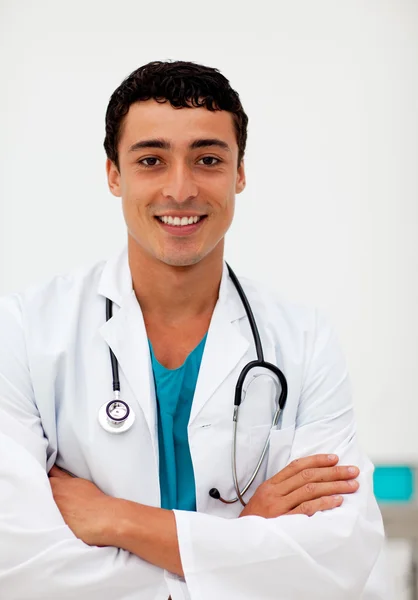 Aantrekkelijke mannelijke arts glimlachen op camera — Stockfoto