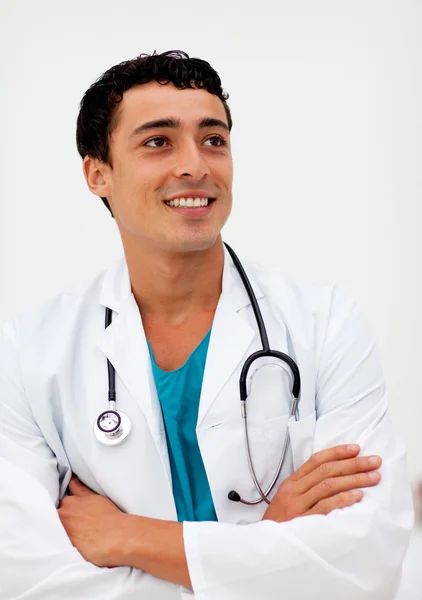Atrakcyjny mężczyzna lekarz uśmiecha się do kamery — Zdjęcie stockowe