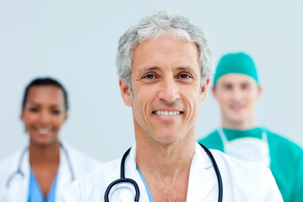 Närbild av en överläkare som står framför hans team — Stockfoto