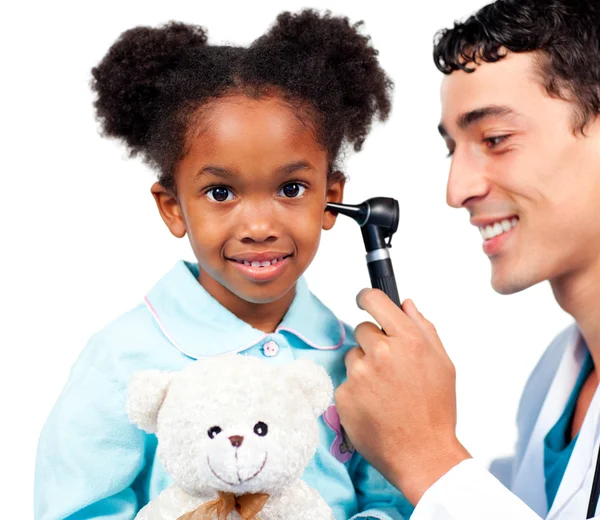 Uśmiechający się lekarz bada pacjenta, jego uszy — Zdjęcie stockowe
