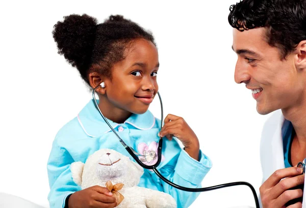 Verzorgende arts spelen met zijn jonge patiënt — Stockfoto