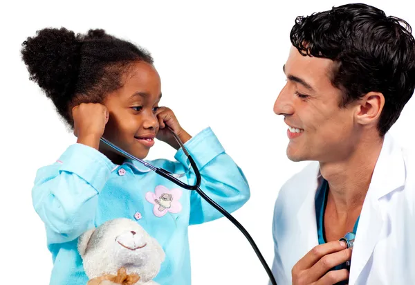 Médico sonriente y su paciente jugando con un estetoscopio — Foto de Stock