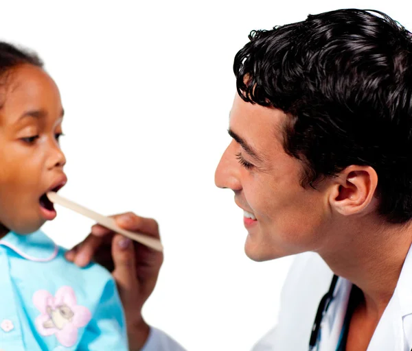 Arzt untersucht Kehle des kleinen Mädchens — Stockfoto