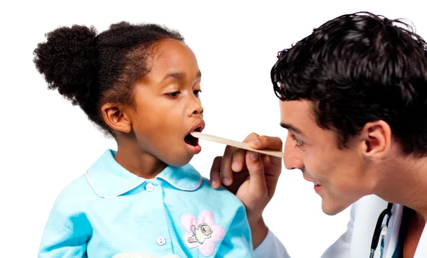 Kendine güvenen doktor onun hastanın boğazını kontrol — Stok fotoğraf