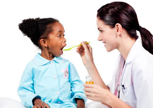 Female doctor giving medicine to her patient — Stock Photo, Image