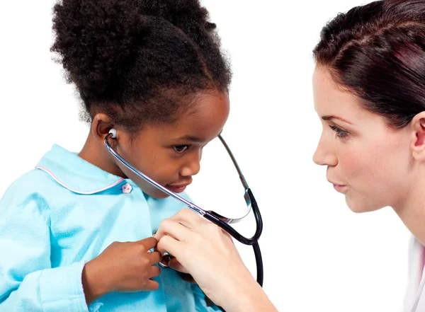 Милая маленькая девочка и ее доктор играют со стетоскопом — стоковое фото