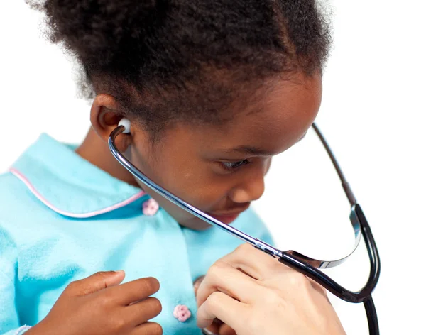 Bambina che gioca con uno stetoscopio ad un controllo medico — Foto Stock
