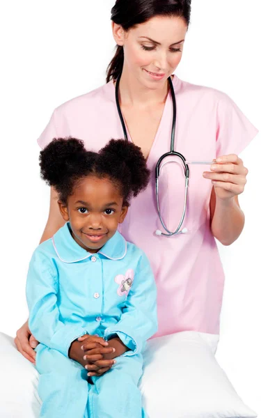 Kvinnlig sjuksköterska med liten flickas temperatur — Stockfoto