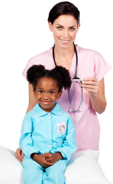 Menina afro-americana assistindo check-up médico — Fotografia de Stock