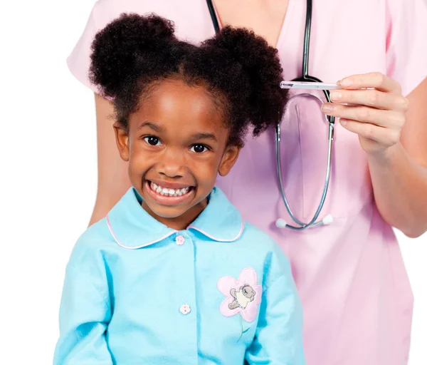 Adorable niñita asistiendo a chequeo médico — Foto de Stock