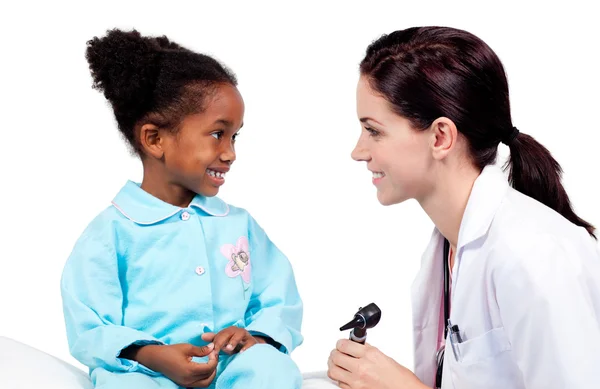 Küçük kız katılıyor tıbbi check-up gülümseyen — Stok fotoğraf