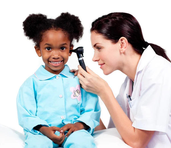 Medico femminile che controlla le orecchie del suo paziente — Foto Stock