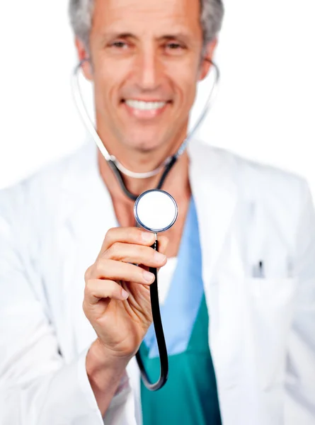 Medico attraente che presenta il suo stetoscopio — Foto Stock