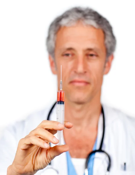 Médecin auto-assuré présentant une seringue — Photo