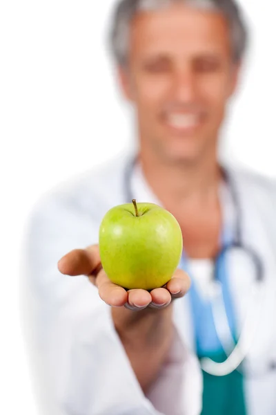 Doctor presentando una manzana verde — Foto de Stock