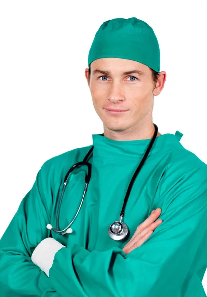 Уверенный молодой хирург со сложенными руками — стоковое фото
