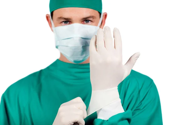 Charyzmatyczny chirurg noszenia rękawic chirurgicznych — Zdjęcie stockowe