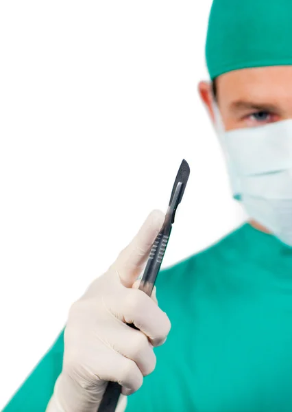 Assertief mannelijke chirurg houden een scalpel — Stockfoto