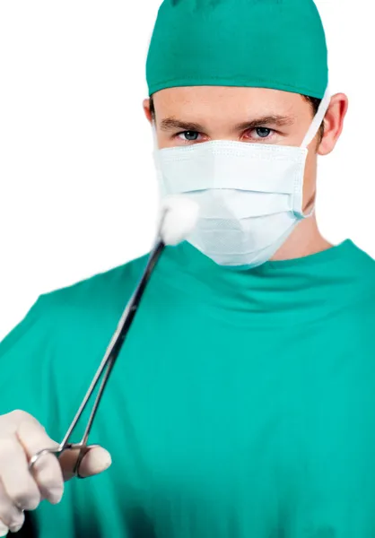 Cirujano masculino seguro de sí mismo sosteniendo pinzas quirúrgicas —  Fotos de Stock