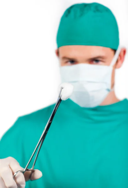 Charismatische mannelijke chirurg houden chirurgische pincet — Stockfoto